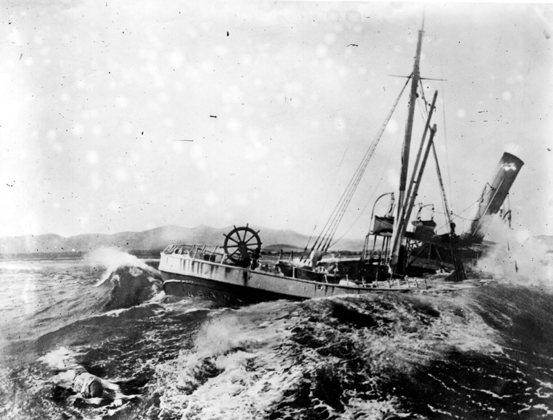 Illustration for article titled 18 terrifying photos of ships in trouble
